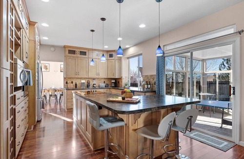 Sparks House | Giant Jacuzzi Luxe 5 BD Home Pool Table Ping-Pong