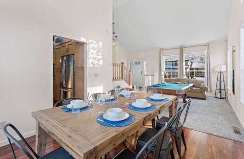 Sparks House | Giant Jacuzzi Luxe 5 BD Home Pool Table Ping-Pong