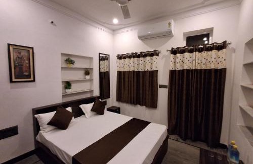 Udaipur District Hotel | Gitanjali Homestay by Lake Pichola Udaipur