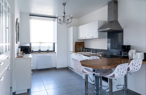 Porspoder House | Gîte 12/14 sleeps in village 50m from the sea