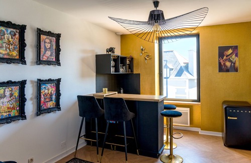 Porspoder House | Gîte 12/14 sleeps in village 50m from the sea