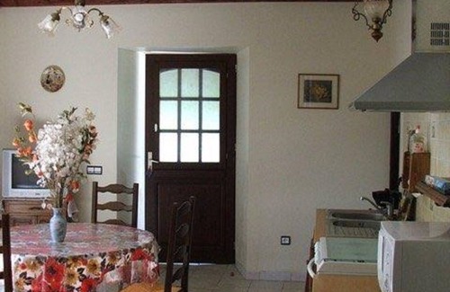 Chateau-Verdun House | Gite 5 - Le Cairn: Bed and Breakfast