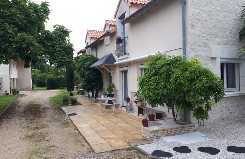 Saint-Genest-d'Ambiere Apartment | Gite Amanala Poitou
