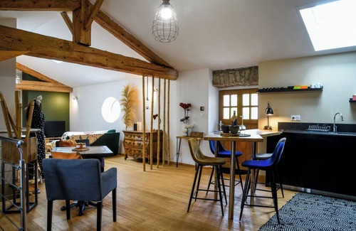 Mirepoix Apartment | Gite de l'Autre jardin, in the heart of Mirepoix, quiet, terrace, swimming pool.