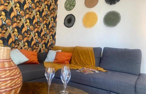 Flore House | Gite de la rivière avec patio et parking centre ville