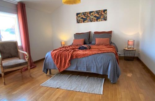 Flore House | Gite de la rivière avec patio et parking centre ville