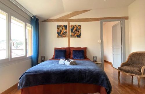 Flore House | Gite de la rivière avec patio et parking centre ville