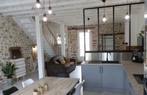 Mauleon House | Gite for 6 to 8 people, all renovated with Jacuzzi, 20 minutes from puy du fou