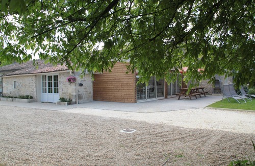 Saint-Simon-de-Pellouaille Cottage | Gite de Charme, en Campagne, Dans une Ancienne Ferme Charentaise