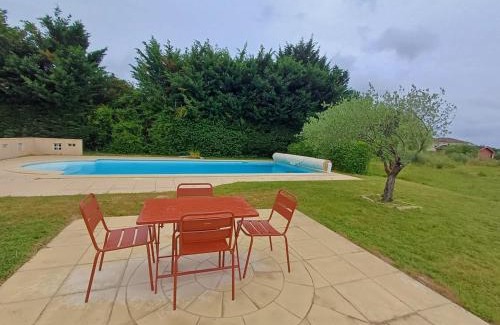 Fontaine-le-Comte House | Gîte Jumapi family house with swimming pool