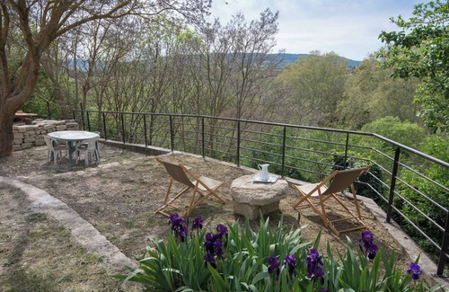 Ansouis Apartment | Gîte L'Abiho, in the heart of one of France's most beautiful villages, facing the Luberon.