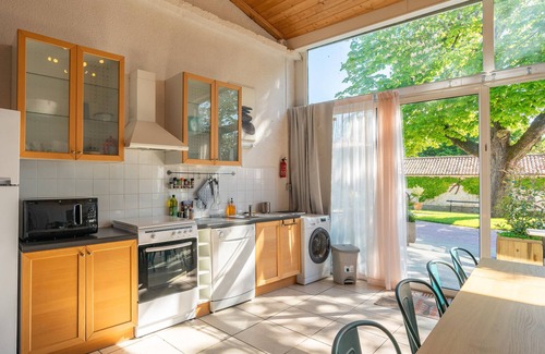 Saint-Romain-de-Benet Cottage | 'Gîte Le Sun House' with Shared Pool, Private Terrace and Wi-Fi
