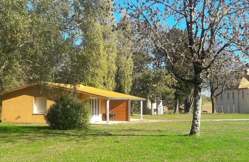 Sauze-Vaussais Cottage | Gite located in lush greenery
