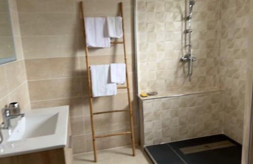 Sainte-Suzanne House | GITE PEI LA VANILLE "Studio Cosy en Bord de Nature"