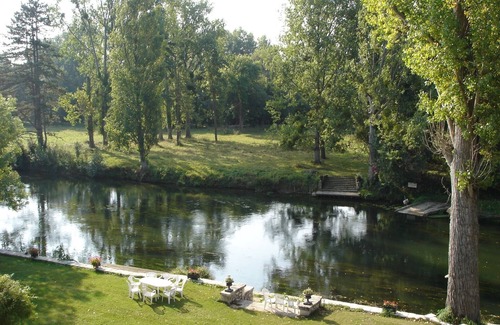 Montigny-sur-Loing Apartment | Gites between Fontainebleau forest, along the river with tennis & pool access