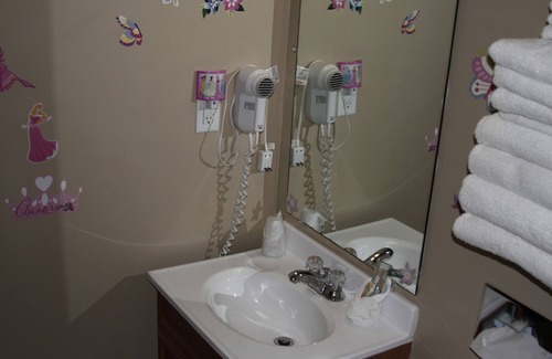 Jamestown Hotel | Gladstone Inn & Suites