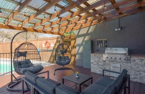 McKinney House | Glamorous Mansion w Private Pool and Cinema Room