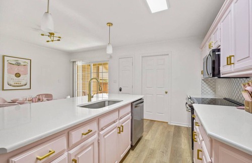 Tyler Apartment | Glamorous Pink Rose of Tyler!