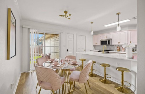 Tyler Apartment | Glamorous Pink Rose of Tyler!