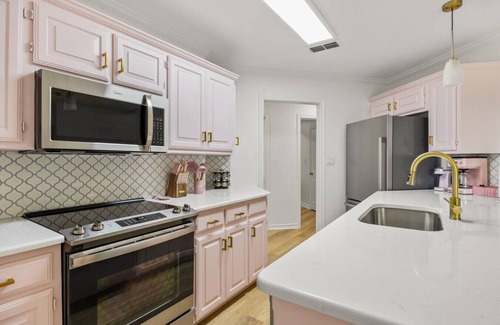 Tyler Apartment | Glamorous Pink Rose of Tyler!