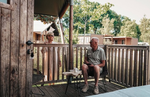 Nieuw Heeten House | Glamping at its best! Luxurious safari tent by the play pond at Vakantiepark de Sallandshoeve for a perfect family holiday.