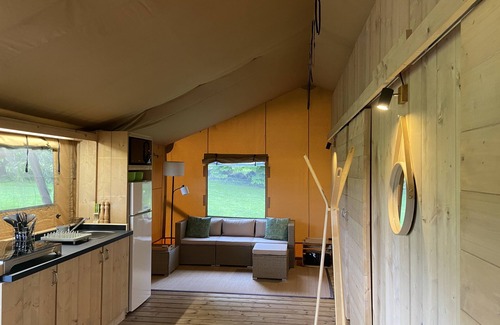 Chadenac Cabin | Glamping TENTE LODGE SAFARI DE LUXE, vue sur le coteau et vignes