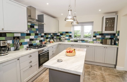 Stratford-upon-Avon Cottage | GLOBE COTTAGE, family friendly, with hot tub in Stratford-Upon-Avon