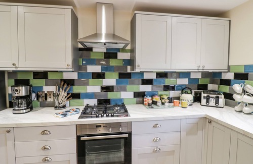 Stratford-upon-Avon Cottage | GLOBE COTTAGE, family friendly, with hot tub in Stratford-Upon-Avon