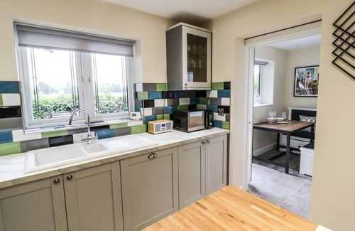 Stratford-upon-Avon Cottage | GLOBE COTTAGE, family friendly, with hot tub in Stratford-Upon-Avon