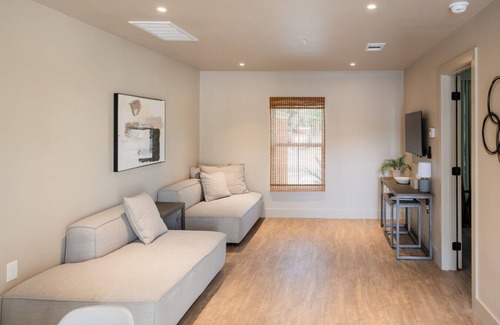 Brazos Hotel | Gloria Inn Unit 4 -5 minutes from Baylor and 2 Blocks to Magnolia