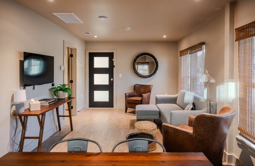 Brazos Hotel | Gloria Inn Unit 5 -5 minutes from Baylor and 2 Blocks to Magnolia