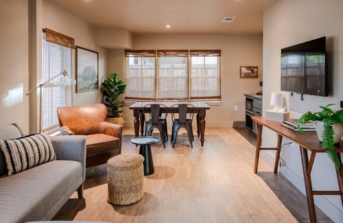 Brazos Hotel | Gloria Inn Unit 5 -5 minutes from Baylor and 2 Blocks to Magnolia