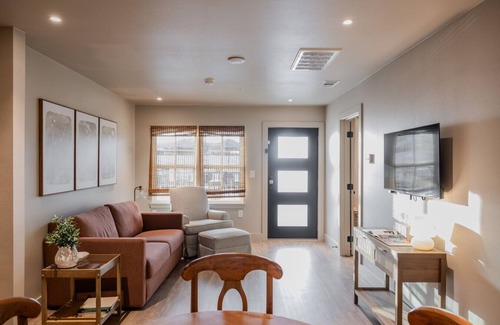 Brazos Hotel | Gloria Inn Unit 6- 5 minutes from Baylor and 2 Blocks to Magnolia