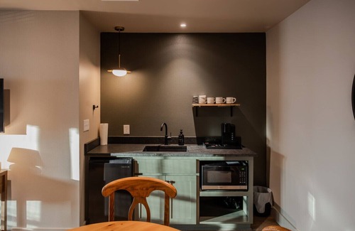 Brazos Hotel | Gloria Inn Unit 6- 5 minutes from Baylor and 2 Blocks to Magnolia