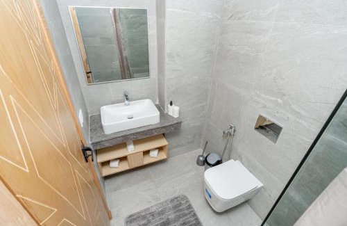 Tangier Apartment | Glorious Garden, Appartement Familial, Face au Stade Ibn Batouta, Espaces Verts, Proche Aéroport, Parking, WIFI, AC, IPTV