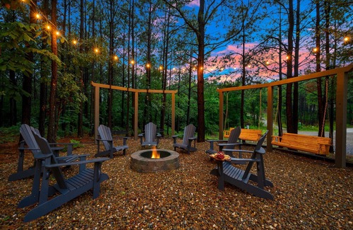 Pickens Cabin | Glow Mini Golf/Pool Table/Waffle Bar/Game Room!