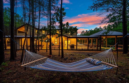 Pickens Cabin | Glow Mini Golf/Pool Table/Waffle Bar/Game Room!