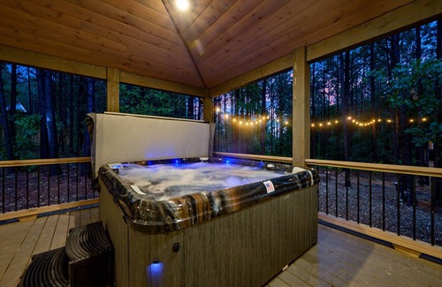 Pickens Cabin | Glow Mini Golf/Pool Table/Waffle Bar/Game Room!