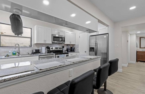 Gainesville Apartment | Go Gators Apartment + PS4 Console!