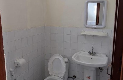 Azad Kashmir Bed & Breakfast | GOHO Rooms Lake View Hotel