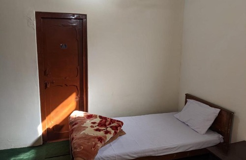 Azad Kashmir Bed & Breakfast | GOHO Rooms Lake View Hotel