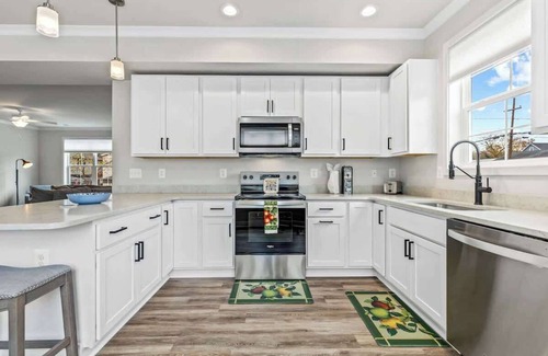 Edgewater House | Golden Anchor Retreat; Lux Living! - Sleeps 7