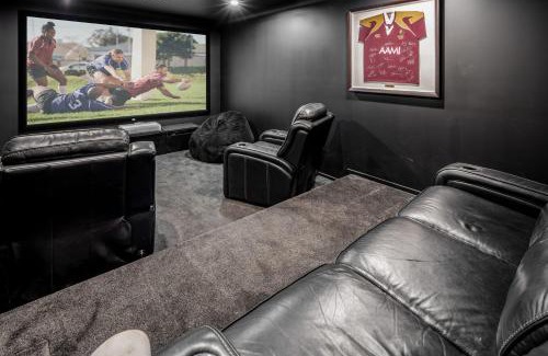 Golden Beach House | Golden Beach Ultimate Family Getaway - Pool & Spa