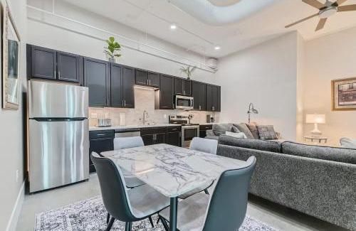 Golden Apartment | Golden Getaway Spacious 2BR Walk to Trails