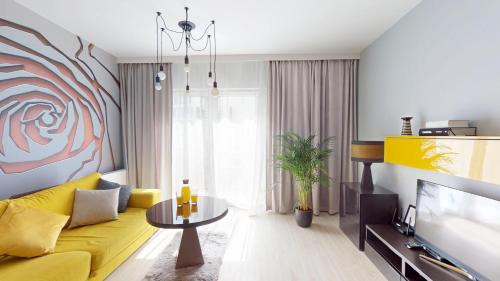 Srodmiescie Apartment | Golden Hour Rose - Kurkowa 14 Residence