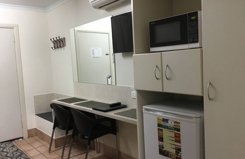 Svensson Heights Hotel | Golden Palms Motor Inn