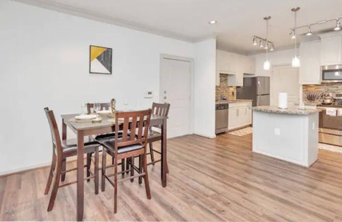 College Park Apartment | Golden Retreat w/ King Suite|2 BD| Pool|Gym