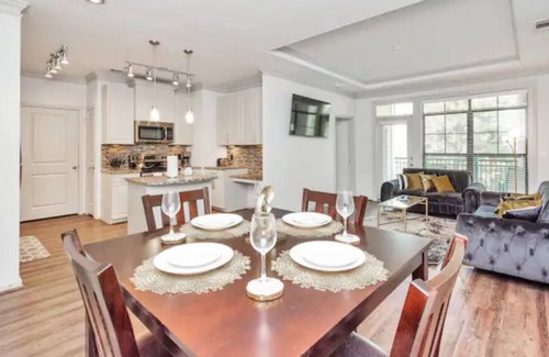 College Park Apartment | Golden Retreat w/ King Suite|2 BD| Pool|Gym