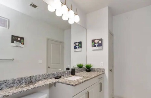 College Park Apartment | Golden Retreat w/ King Suite|2 BD| Pool|Gym
