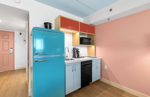 Wilmington Beach Hotel | Golden Sands Carolina Beach Oceanfront, Tapestry by Hilton